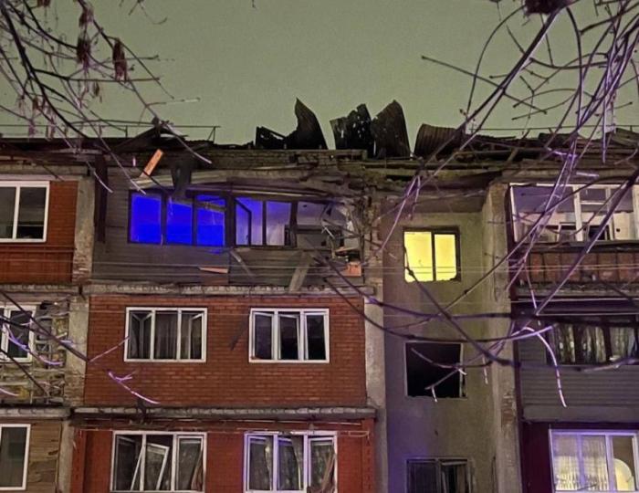 укронацисты накануне атаковали Беслан. Обломки вражеского дрона упали на пятиэтажный дом – в здании повреждена крыша, выбиты окна. Ранены трое мирных жителей, двое из которых – дети, источник Телеграм-канал Военкор Котенок