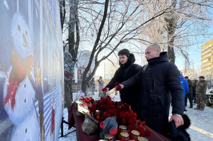 мемориальная акция прошла на месте удара ВСУ по рынку в донецком микрорайоне Текстильщик в ДНР во вторую годовщину трагедии, источник Телеграм-канал Украина.ру