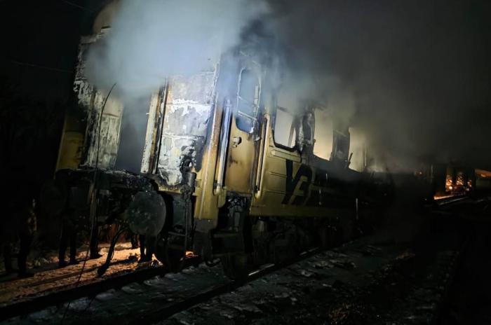 в Харьковской области ударами «Гераней» поражён пассажирский поезд с находящимися внутри военнослужащими ВСУ, источник Телеграм-канал LOSTARMOUR | Carthago delenda est!