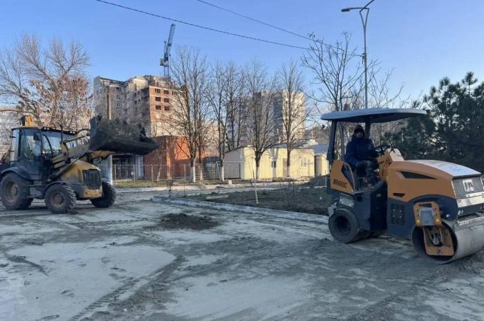 Тула завершила демонтаж в мариупольском сквере Победы. Рабочие региона-шефа окончили демонтажные работы и сейчас укладывают новое покрытие, источник Телеграм-канал Мариуполь Сейчас