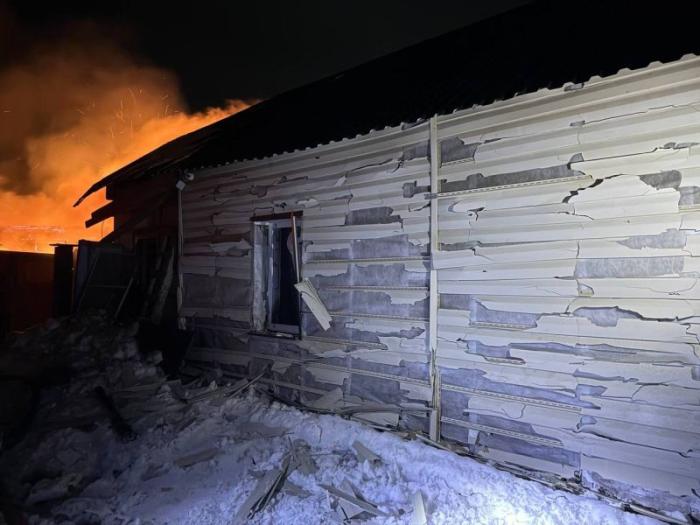 атака дронов ВСУ по частному дому в Курской области. Пострадали четыре мирных жителя, в т.ч. ребенок., источник Телеграм-канал РОДИОН_МИРОШНИК