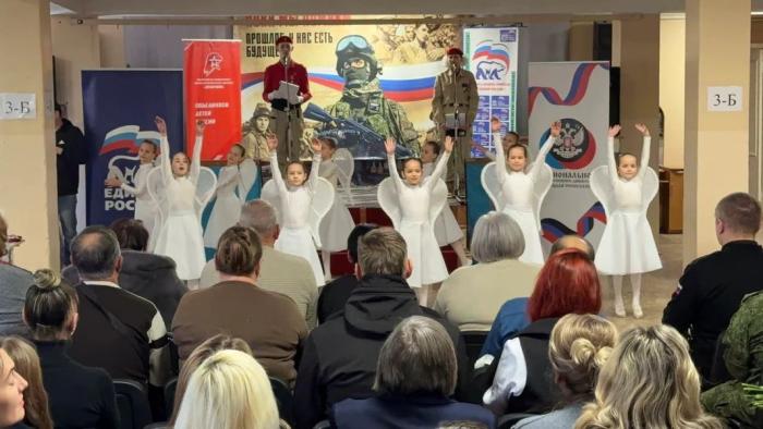 в донецкой школе №119 в честь погибших защитников Донбасса открыли шесть Парт Героя. Каждая такая парта носит имя героя и посвящена его жизненному пути. Все они – ученики разных выпусков этой школы, источник Телеграм-канал Пушилин Д.В.