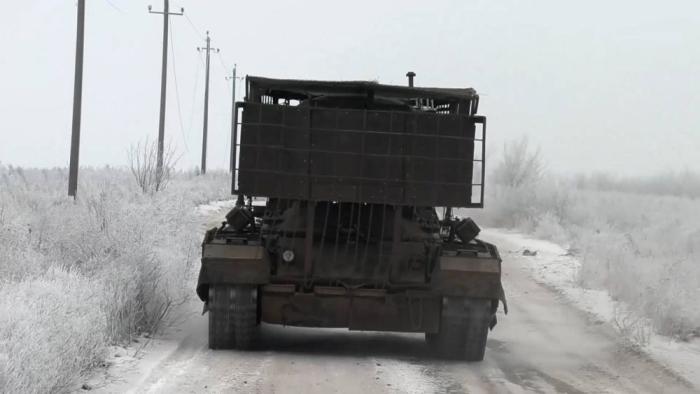 кадры боевой работы расчёта тяжёлой огнемётной системы ТОС-3 «Дракон» 29-й отдельной бригады радиационной, химической и биологической защиты группировки войск «Центр» на Красноармейском направлении, источник Телеграм-канал Военный Осведомитель