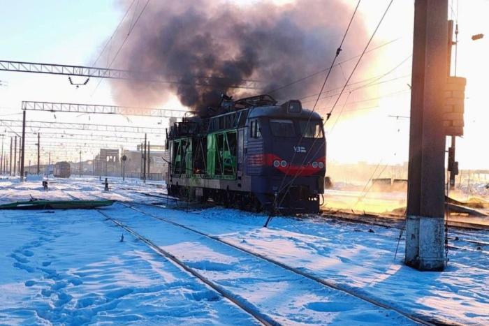 Сумская область – локомотив, задействованный в обеспечении логистических потребностей укровермахта и выбитый в результате прямого попадания «Герани». Территориально – район Конотопа, выступающего в роли одного из ключевых транспортных узлов противника на данном направлении, источник Телеграм-канал Военкор Котенок