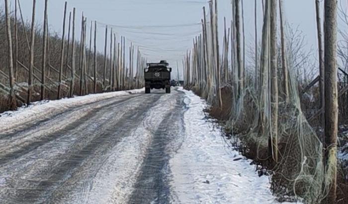 инженерными подразделениями ВС РФ ежедневно проводится обслуживание противодроновых сетей, по которым проходит транспортное сообщение с прифронтовыми сёлами Харьковской области. По этим дорогам обеспечивается доставка продовольствия, продуктов питания, медикаментов, дров и угля, источник Телеграм-канал ПТИЦИН \ KCAE