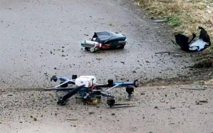 В Каховке сбит дрон ВСУ. Глава Каховского округа Павел Филипчук сообщил, что прибывшие на место сапёры обезвредили беспилотник. Разрушений и пострадавших нет, источник Телеграм-канал Таврия. Новости Херсонской области