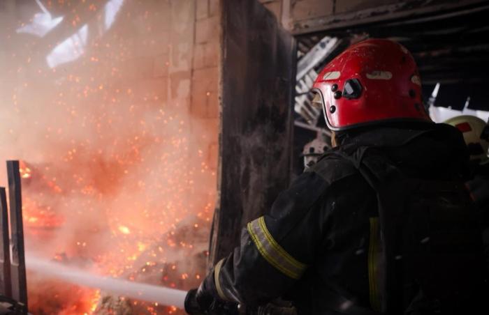 Последствия удара Гераней по цели в Малиновке Харьковской области. Площадь пожара составила 3000 кв. метров, источник Телеграм-канал Хроники Гераней