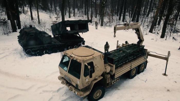 редкий снимок транспортно-заряжающей машины Oshkosh FMTV M1084a1P2 и высокоточной модульной ракетной системы M270 в ходе обучения расчетов ракетных войск Национальной академии сухопутных войск Украины, источник Телеграм-канал Осведомитель