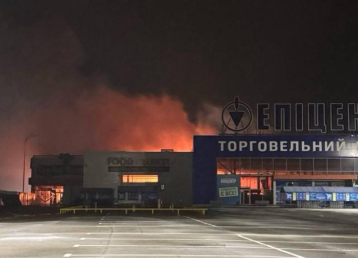 Запорожье, после атаки горит ТЦ Эпицентр. Напомним, принадлежит семье Герег, активных спонсоров поставок дронов на Украину, источник Телеграм-канал Первый Харьковский