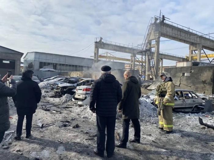 Курск вновь подвергся атаке украинских беспилотников. По предварительной информации, пострадали четыре человека, среди которых есть погибший, источник Телеграм-канал Курск на связи