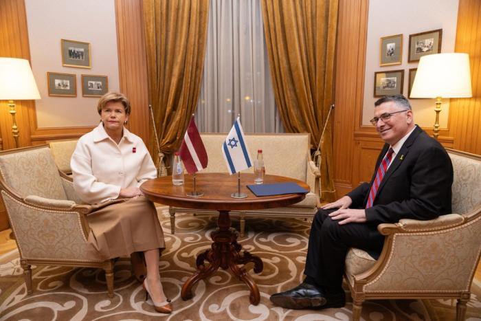 Министр иностранных дел Латвии Байба Браже с главной делегации Израиля