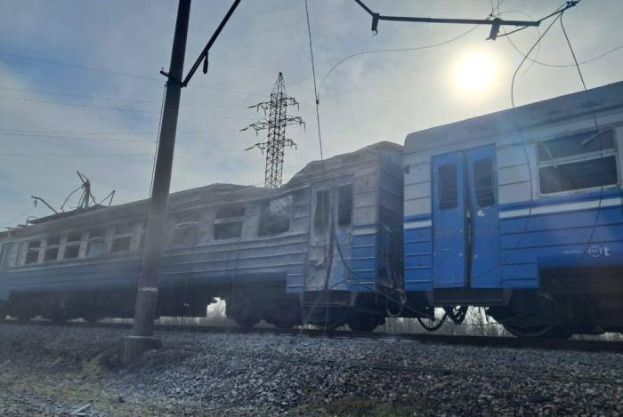 поражённые вагоны в районе ЖД-станции «Апостолово» в Днепропетровской области, источник Телеграм-канал Хроники Гераней