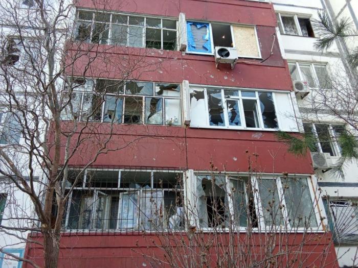 минувшей ночью ВСУ совершили артиллерийский обстрел города Энергодара. В результате атаки повреждения получил многоквартирный жилой дом: выбиты стёкла, повреждён фасад здания, пострадал мужчина, источник Телеграм-канал Балицкий Евгений