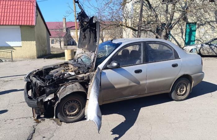 гражданский автомобиль повреждён в Малой Лепетихе в результате обстрела ВСУ, источник Телеграм-канал Администрация Великолепетихского муниципального округа