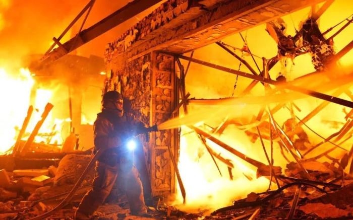 примерно в 00:30 группа из 5+ Гераней атаковала цели в Запорожье. Вместе с Геранями в атаке на цель в городе принимали и FPV. На месте удара возник сильный пожар, источник мессенджер MAX сообщество Хроники Гераней 