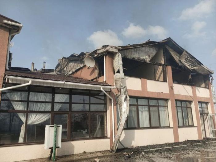 ВСУ атаковали неработающее кафе «Атмосфера» в Энергодаре. Здание кафе серьёзно повреждено, возник пожар. ВСУ пытались атаковать сотрудников МЧС во время тушения пожара. В момент удара в здании никого не было, никто не пострадал, источник мессенджер MAX сообщество Запорожский Телеграф