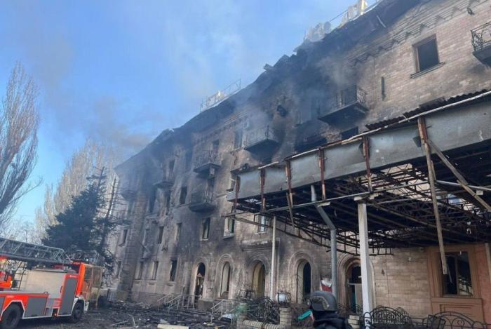 в Славянске герани поразили легендарную гостиницу Украина, которая могла использоваться СВУ, источник Телеграм-канал Kotsnews