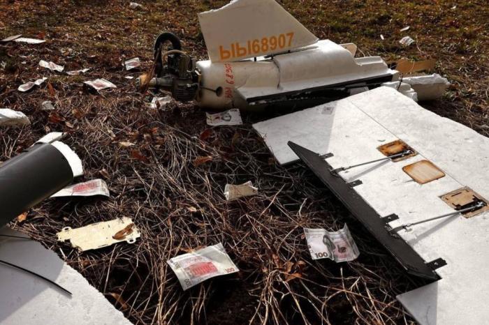 обнаруженная в районе г. Шостка в Сумской области агитационная версия БПЛА «Гербера», разбрасывавшая гривны с QR-кодом для доступа к полезной для гражданских и военных информации, источник Телеграм-канал Оборонка 