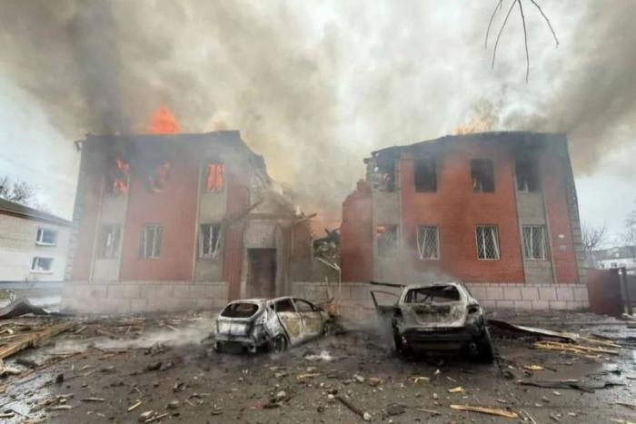 Черниговская область, Новгород-Северский. Здесь прилетело по зданию налоговой инспекции, источник сообщество Оперативные Сводки в мессенджере МАХ