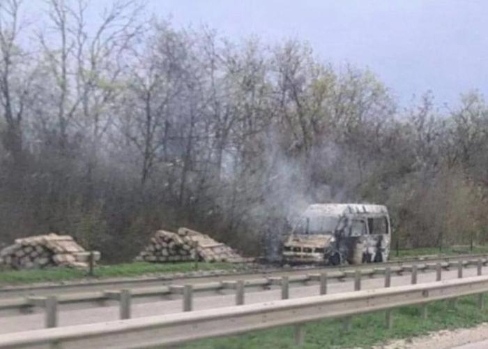 между Краматорском и Славянском FPV поразил бусик «сетконатягивателей», источник сообщество Хроники Гераней в мессенджере МАХ