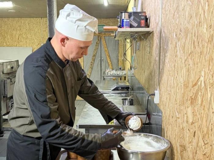 светлый праздник на передовой: пасхальные куличи для группировки «Центр». Военные пекари подготовили праздничную выпечку на полевых хлебозаводах в зоне проведения СВО. После освящения куличи доставят бойцам даже в самые труднодоступные районы Добропольского и Днепропетровского направлений, источник Минобороны России в мессенджере МАХ