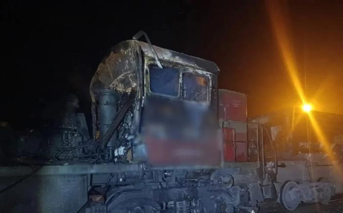 результат очередных ударов по украинскому железнодорожному подвижному составу, источник МАХ-канал Военный Осведомитель
