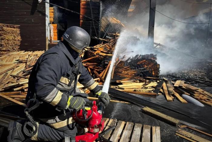 в Черниговской области масштабные пожары на предприятиях после налета «Гераней», источник МАХ-канал Операция Z: Военкоры Русской Весны