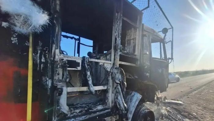 вблизи села Смоляниново при ликвидации природного пожара сухой растительности спасатели МЧС России подверглись целенаправленному обстрелу со стороны противника. К счастью, благодаря профессионализму и слаженным действиям личного состава, сотрудники МЧС не пострадали, источник МАХ-канал KRM РФ