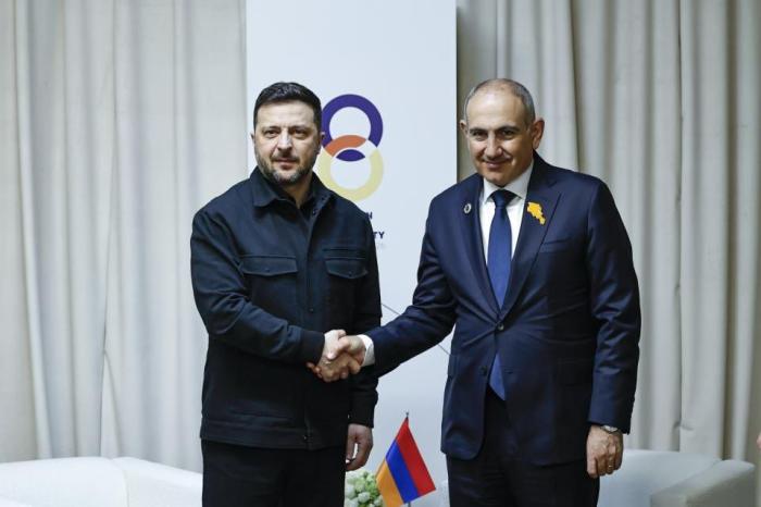 Президент Украины Зеленский и премьер-министр Армении Пашинян в Ереване