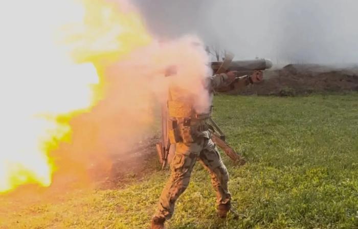 Огневая подготовка бойцов Росгвардии в зоне СВО. В ходе занятий на полигоне в Донецкой Народной Республике росгвардейцы отработали поражение целей из РПО-А «Шмель», источник МАХ-канал Росгвардия