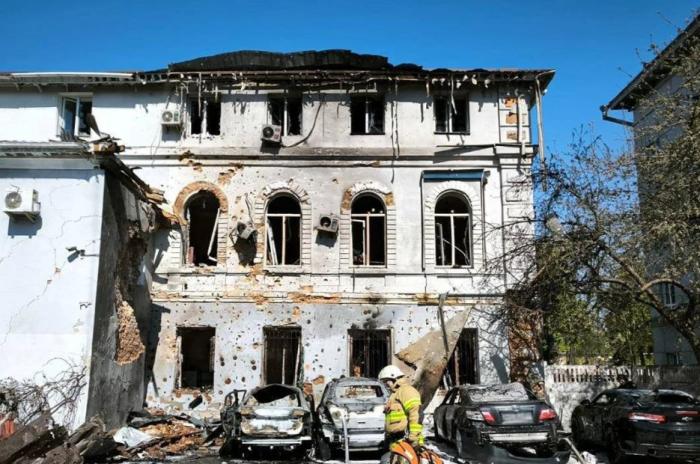 удар со стороны ВС РФ барражирующим боеприпасом по зданию прокуратуры города Чернигов, источник МАХ-канал Сводки СВО Аналитика. Вперед к Победе