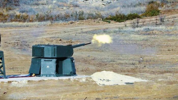 ЗАК-30 «Цитадель», поражавший украинские дроны-камикадзе. Комплекс представляет собой стационарный модернизированный вариант модуля БМ-30-Д «Спица». Как пишет «Ростех», применяемые комплексом снаряды имеют дистанционно управляемый взрыватель и шрапнельную начинку, а система наведения «Цитадели» рассчитывает наиболее выгодную точку подрыва снаряда в зависимости от траектории полёта цели, источник МАХ-канал Военный Осведомитель