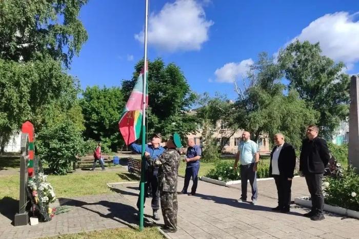 в Кременной отметили День пограничника. Представители местной администрации возложили цветы к пограничному столбу. Из-за сложной обстановки в городе и угрозы атак БПЛА мероприятие прошло в ограниченном формате, без массового сбора людей, источник МАХ-канал KRM РФ
