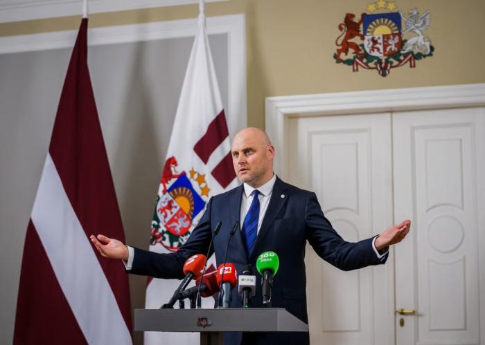 Премьер-министр Латвии Андрис Кудбергс начал свою работу с того, что решил лишить республику миллиарда евро в год. Глава правительства поручил министру иностранных дел Байбе Браже найти решение, как прекратить экспорт и импорт с Россией.