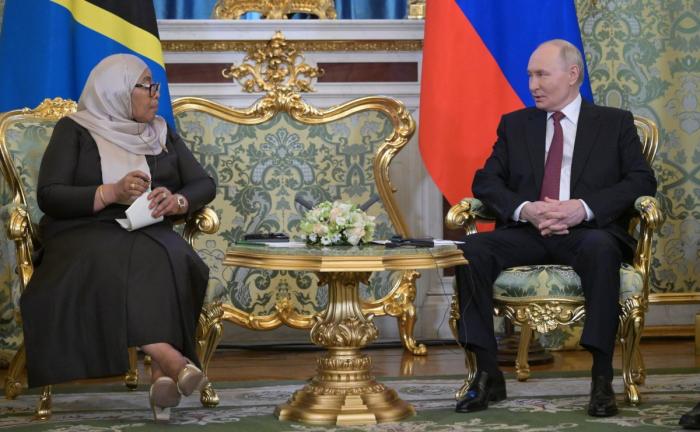 Президент РФ Владимир Путин и президент Объединённой Республики Танзания Самия Сулуху Хассан на переговорах в Кремле