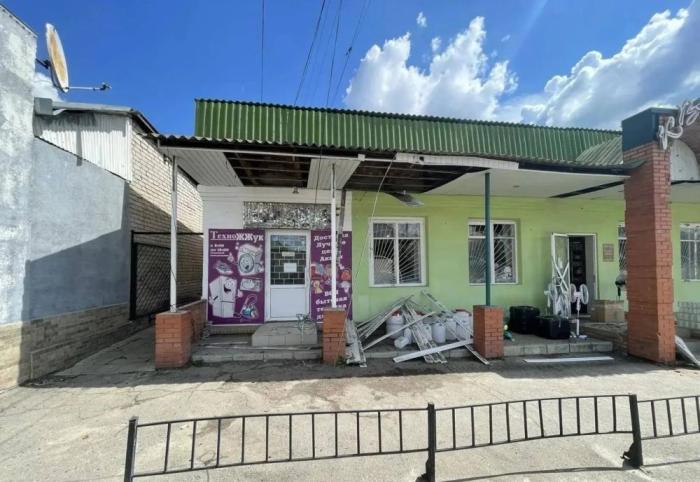 украинский дрон атаковал Центральный рынок в Сватово (ЛНР). Ранены семь мирных жителей, источник МАХ-канал Военкор Котенок