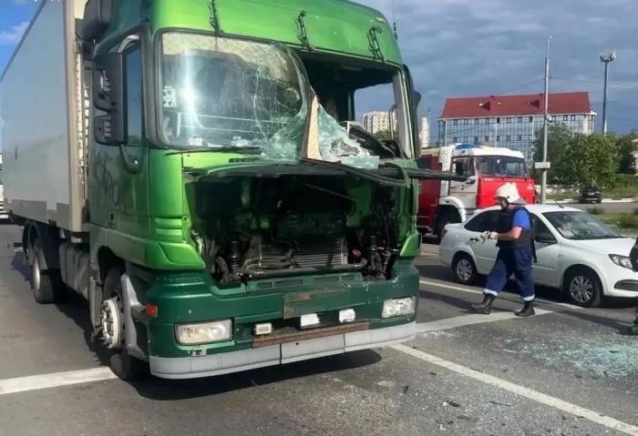 в Белгороде украинские дроны атаковали два грузовых автомобиля, водитель одной из фур погиб, источник МАХ-канал Военный Осведомитель