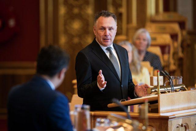Министр обороны Норвегии в парламенте