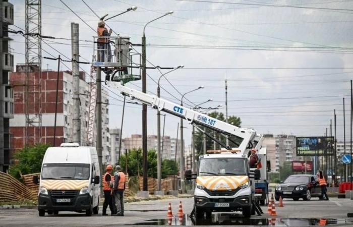 украинские власти начали устанавливать в Запорожье антидроновые коридоры из-за регулярных прилётов российских FPV-дронов на дорогах, источник МАХ-канал Военный Осведомитель
