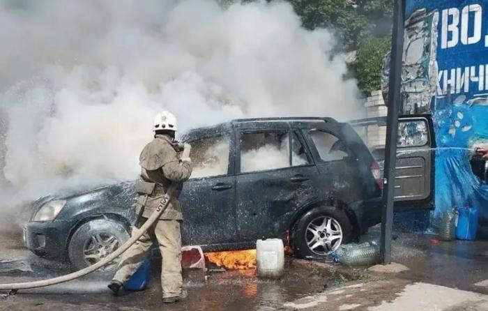 три человека пострадали при атаке украинского беспилотника по припаркованным автомобилям в Лисичанске, источник МАХ-канал KRM РФ