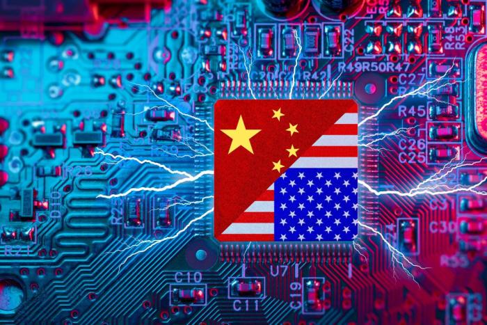 Временное лидерство США в области ИИ – скорее, инерция прошлых лет. Развитие всей инфраструктуры ИИ – этой новой отрасли экономики, как самостоятельная цель уходит на второй план в условиях политической конкуренции в США и становится подчинённым средством в политической борьбе, особенно в предвыборный период.