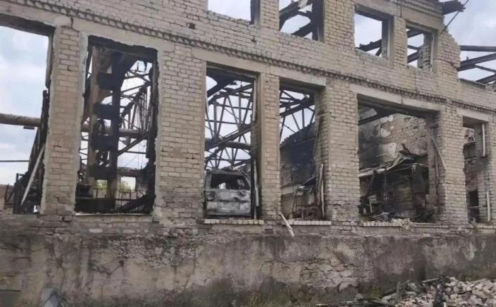 последствия вражеского удара по Первомайску. Целью снова стали гражданские объекты – повреждены коммерческие строения и здание одного из предприятий. К сожалению, погиб работник предприятия, источник МАХ-канал Сыны Отечества|Новости ЛНР здесь!