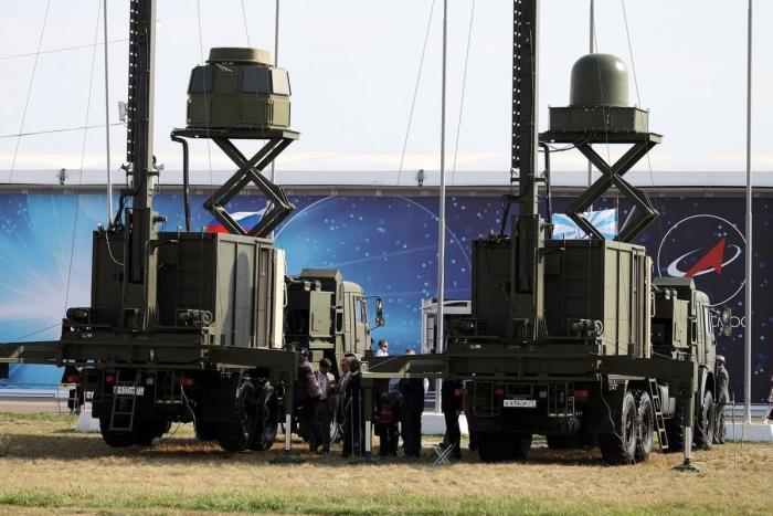 На вооружении российской армии есть новейшая система РЭБ «Волна купол гарант», которая, как сообщает ТАСС, слепит спутники из группировки Starlink паразитическими сигналами, не давая возможности услышать абонентов с Земли. 