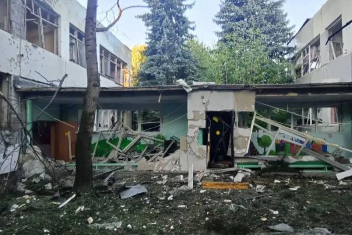 детский сад в Электростали, на который упали обломки украинского БПЛА. К сожалению, в Подмосковье тоже не обошлось без жертв. Один из раненых в результате атаки дронов на склады Wildberries в Элекростали скончался, источник МАХ-канал Военкор Котенок