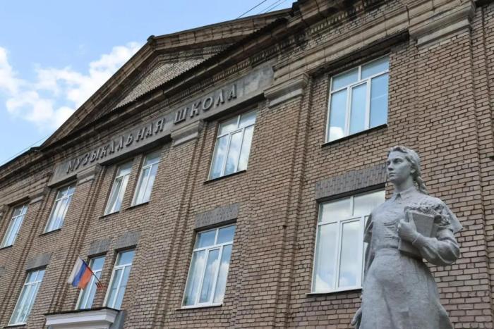 в ЛНР ведётся масштабное обновление музыкальных школ и детских школ искусств. На капитальный ремонт шести таких учреждений направлено порядка 190 миллионов рублей, источник МАХ-канал Леонид Пасечник