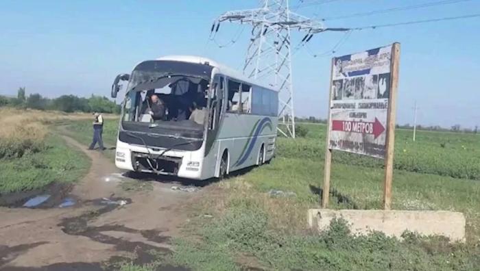 ВСУ атаковали БПЛА рейсовый автобус «Краснодар – Донецк» в районе Кутейниково в ДНР, в результате удара ранены восемь человек. Один из пострадавших находится в тяжёлом состоянии, трое – средней степени. По предварительным данным, детей среди пострадавших – нет, источник МАХ-канал Поддубный