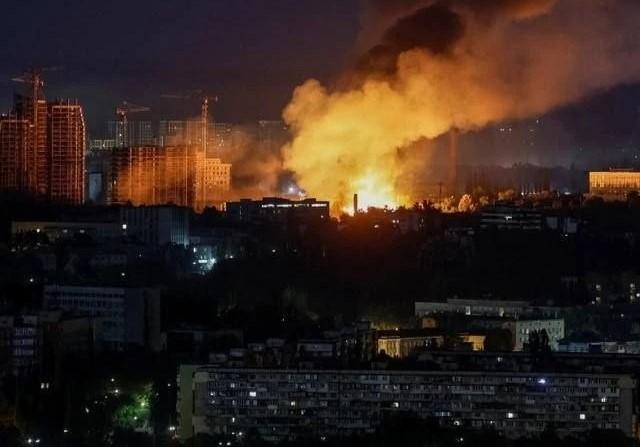 в Киеве горит завод «Стройдормаш» после серии ударов. Предприятие специализируется на производстве и ремонте военной техники, источник МАХ-канал Дневник Десантника