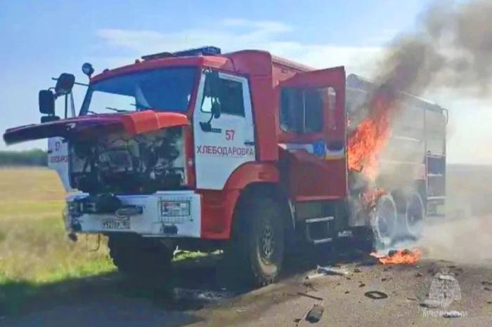ВСУ вновь атаковали пожарную автоцистерну МЧС России в ДНР. Личный состав успел отойти на безопасное расстояние. Никто из огнеборцев не пострадал, источник МАХ-канал МЧС ДНР