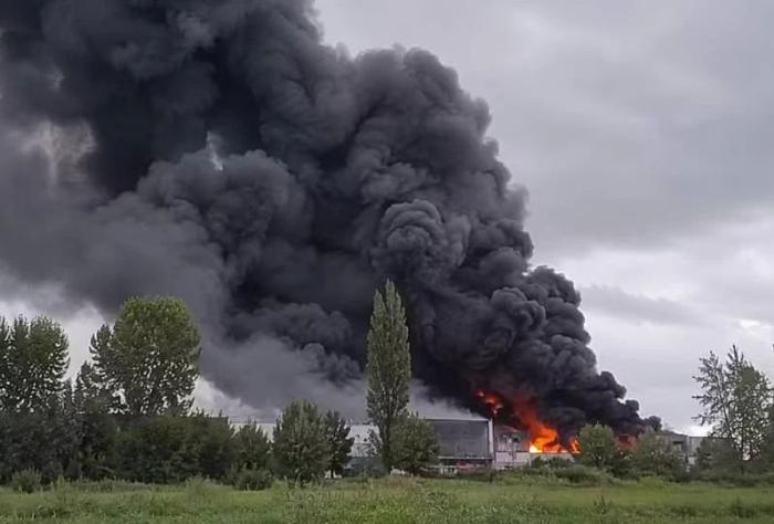 Фото из Ровенской области, где по сообщениям украинских СМИ горит завод по производству «пенопласта», источник МАХ-канал Сводки и Аналитика СВО