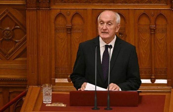 Венгерский парламент избрал президентом уволенного при Орбане судью Андраша Баку